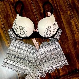 NWT very sexy Victoria’s Secret bra and Lacey boy short in 32C & XS.